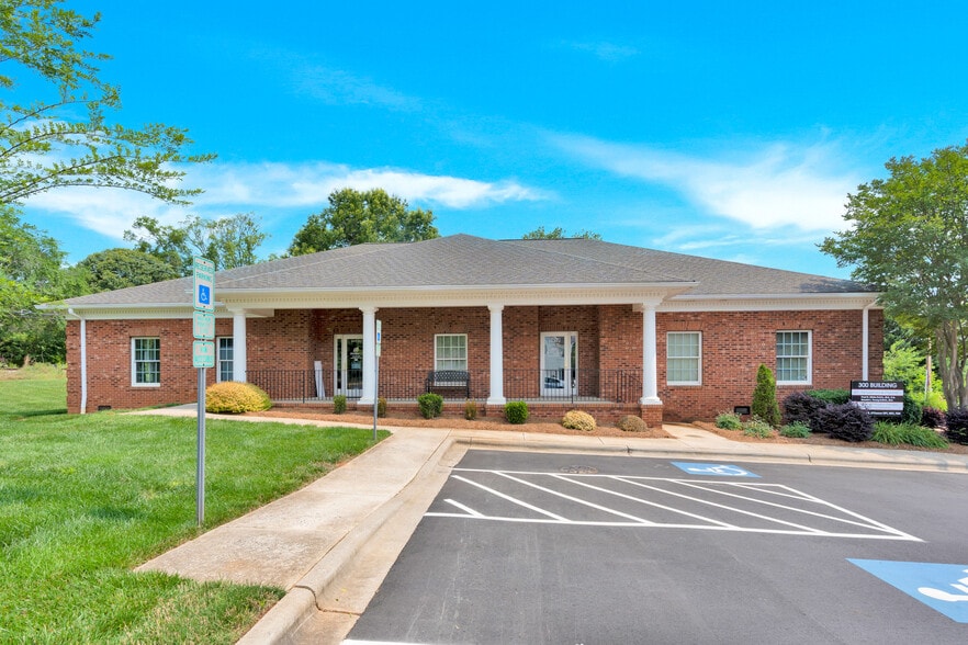 Primary Photo Of 460 S Main St, Davidson Medical For Lease