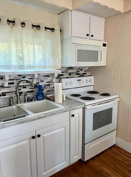 More Photos Of 28 Union St, Boothbay Harbor Restaurant For Sale