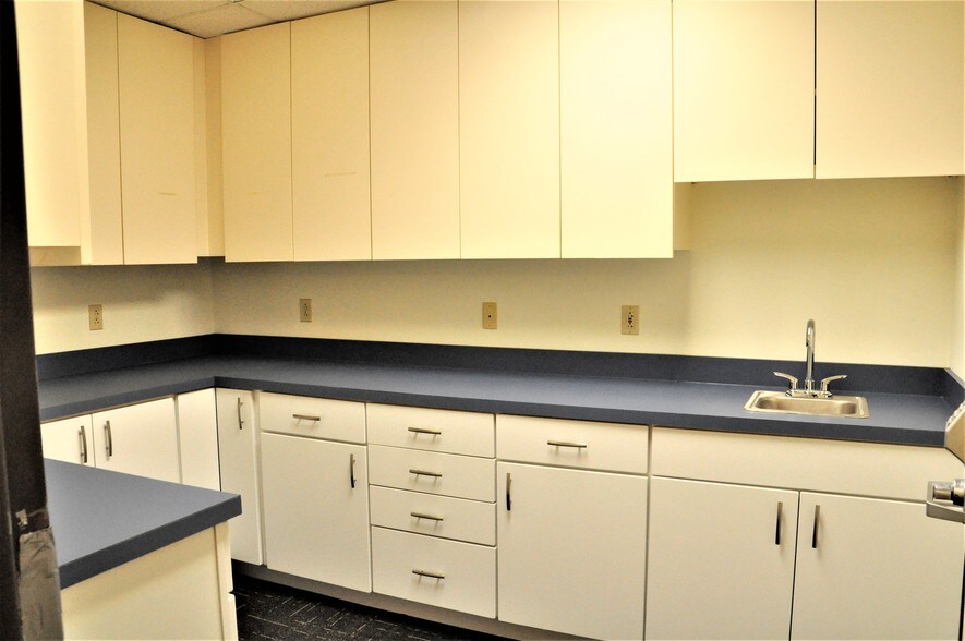 More Photos Of 1-19 E Pleasant St, Springfield Medical For Sale