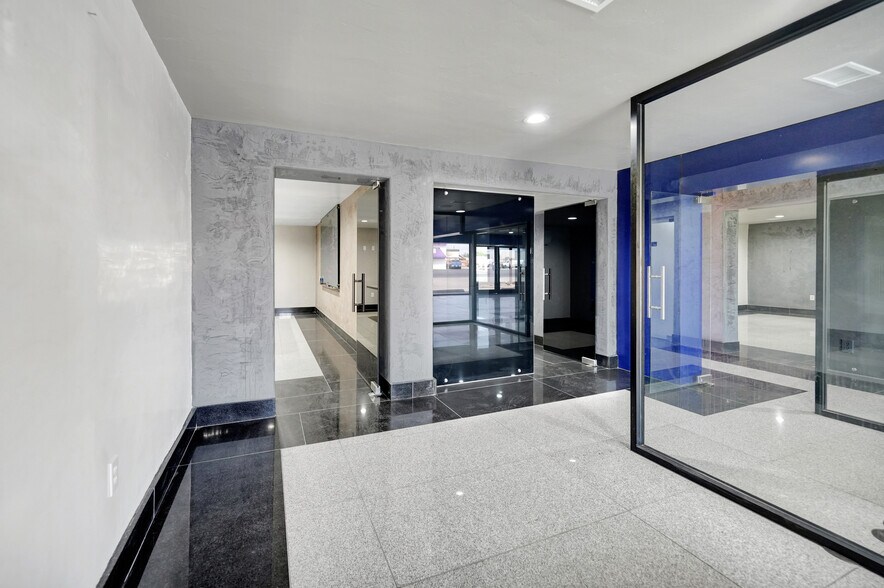 More Photos Of 2903 Wall St, Midland Office For Lease