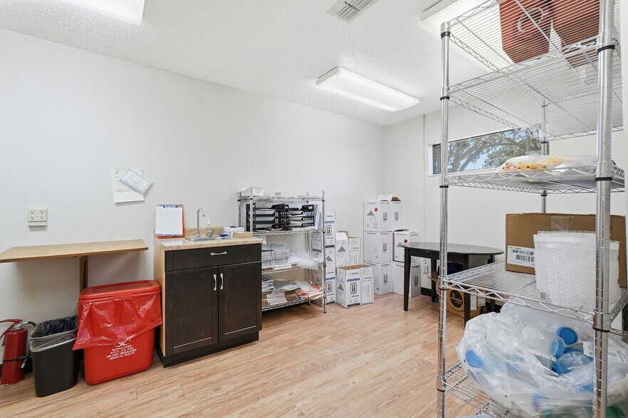 More Photos Of 516 Lakeview Rd, Clearwater Medical For Lease