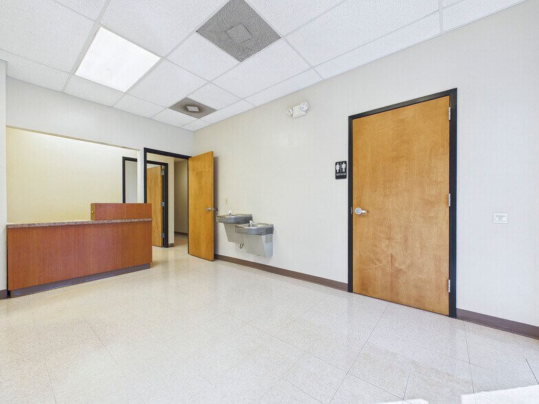 More Photos Of 230 N Old Saint Louis Rd, Wood River Industrial For Lease