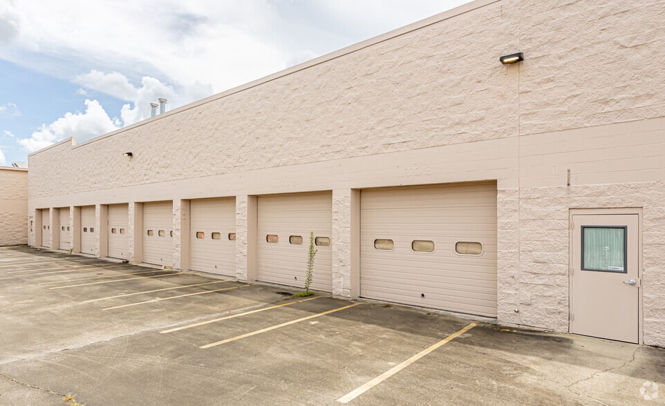 More Photos Of 1229 NW Evangeline Trwy, Lafayette Distribution For Sale