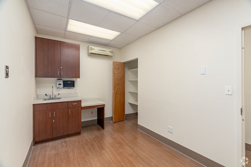 More Photos Of 211-20 Union Tpke, Oakland Gardens Storefront Retail Office For Lease