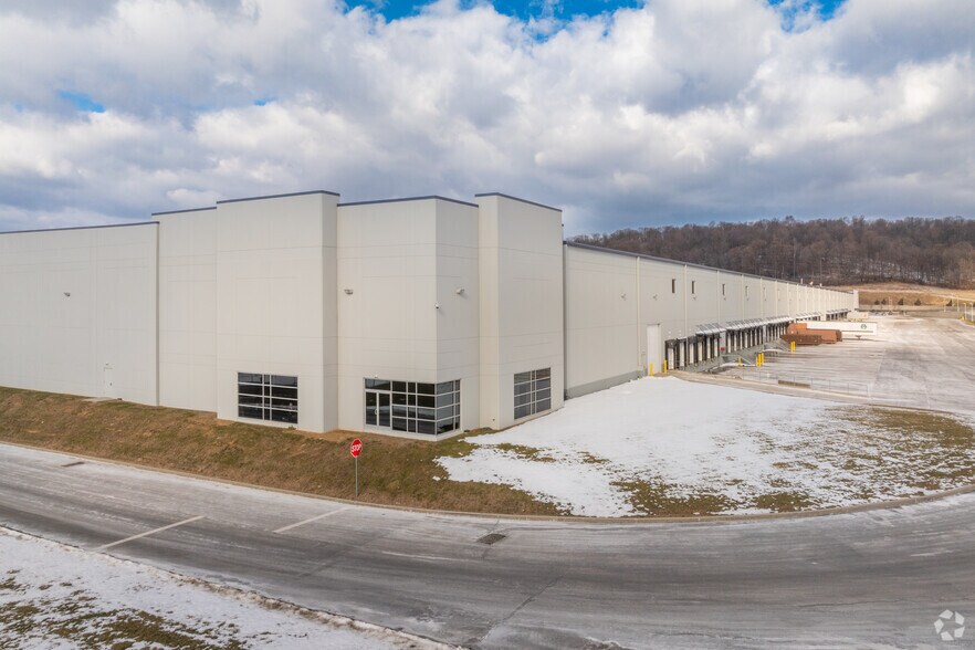 More Photos Of 41 Martha Dr, Bethel Warehouse For Lease