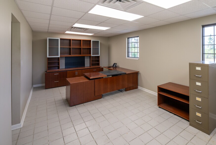 More Photos Of 909 W 39th St, Panama City Manufacturing For Lease