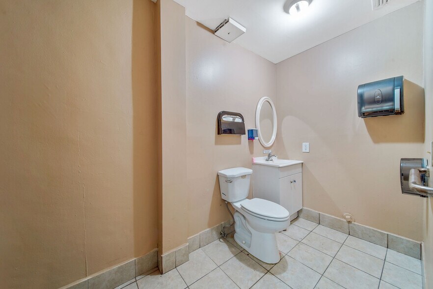 More Photos Of 25 E 4th St, Hialeah Office For Lease