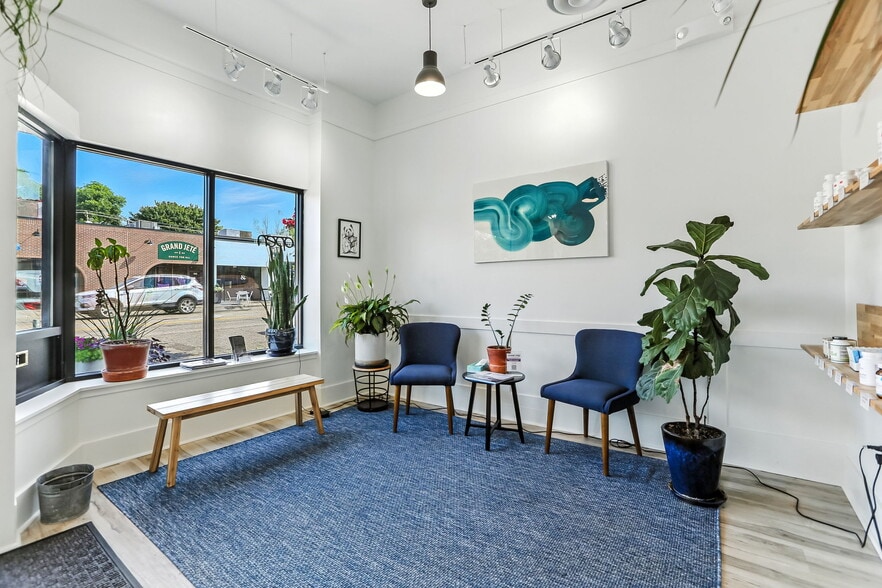 More Photos Of 976-978 Grand Ave, Saint Paul Storefront Retail Residential For Sale