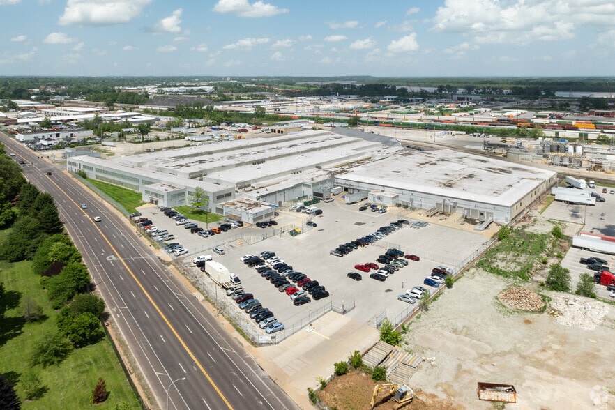 More Photos Of 7110-7140 N Broadway, Saint Louis Warehouse For Lease