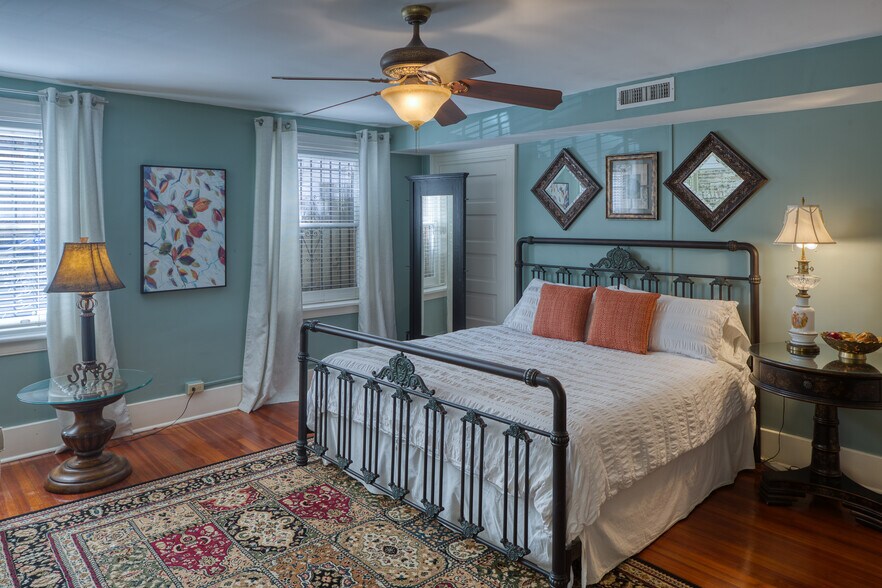More Photos Of 14 E Taylor St, Savannah Specialty For Sale