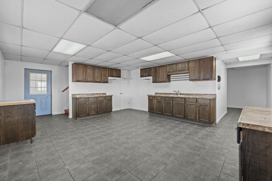 More Photos Of 2708 30th Ave NE, Minot Manufacturing For Sale