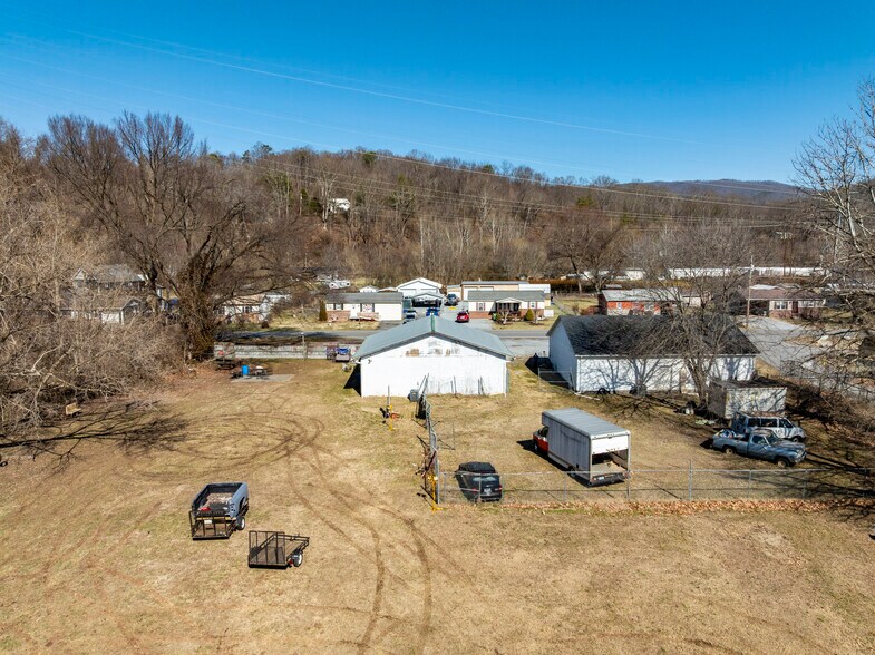 More Photos Of 217 Lovers Ln, Elizabethton Flex For Sale