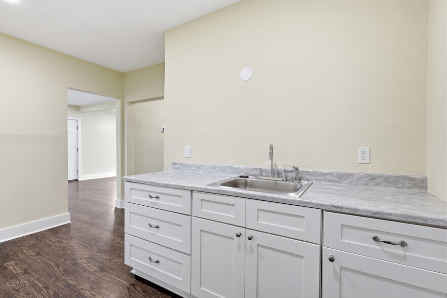 More Photos Of 1410 Fannin St, Columbus Office For Sale
