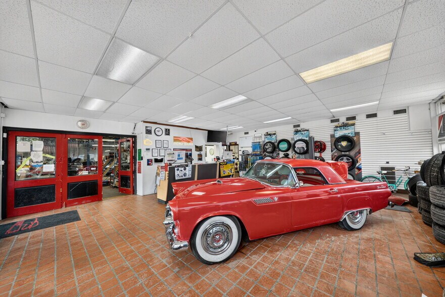 More Photos Of 5009 Xerxes Ave S, Minneapolis Auto Repair For Sale
