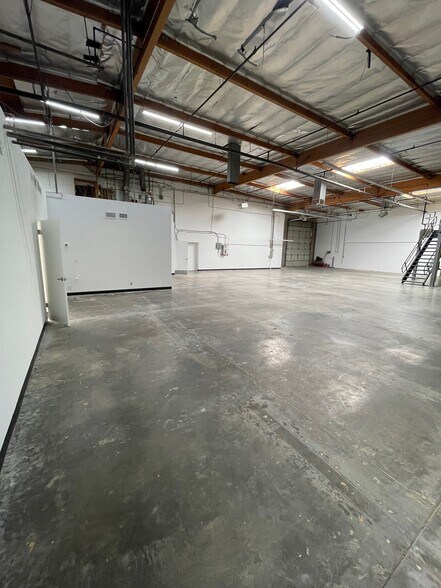 More Photos Of 19428-19434 Business Center Dr, Northridge Warehouse For Lease