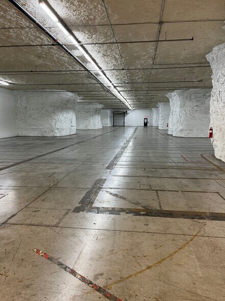 More Photos Of 8601 NE Underground Dr, Kansas City Warehouse For Lease