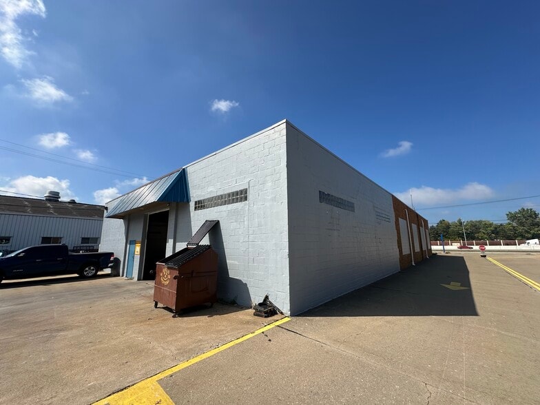 More Photos Of 30030-30040 Lakeland Blvd, Wickliffe Showroom For Lease