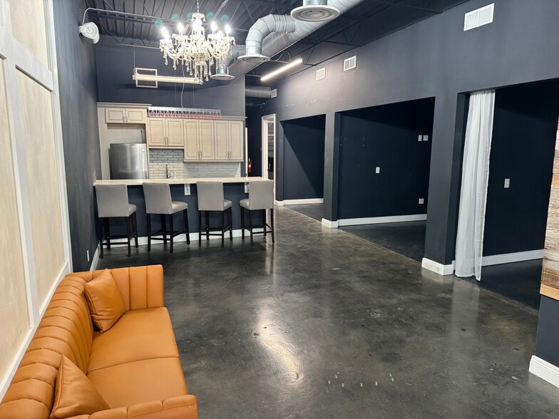 More Photos Of 5400 New Peachtree Rd, Atlanta Showroom For Lease