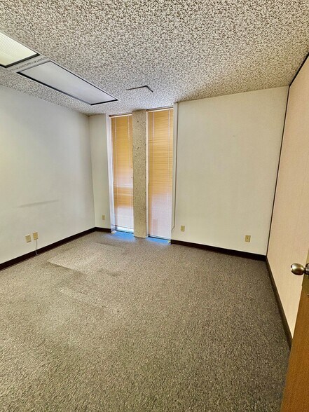 More Photos Of 1000 S Broadway, Highland Office For Lease