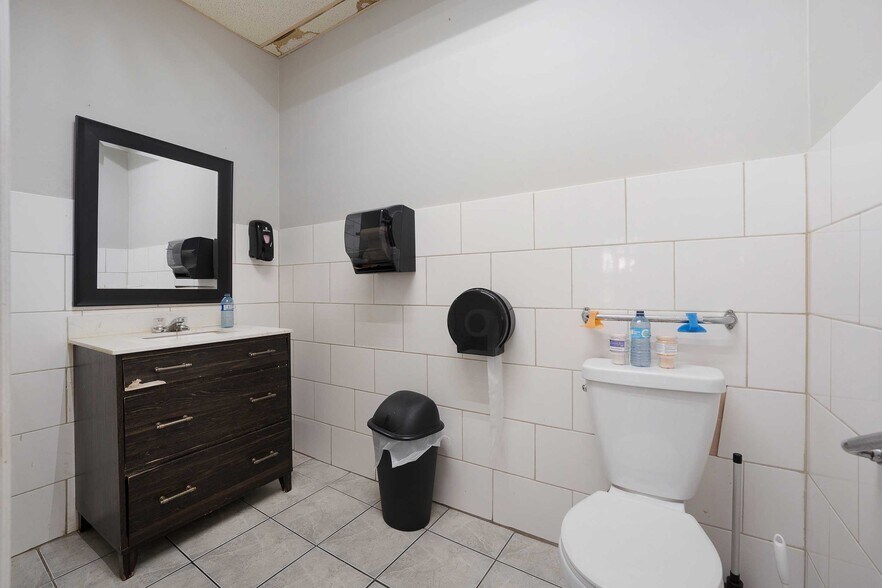 More Photos Of 1705 Wyandotte St W, Windsor Storefront For Sale