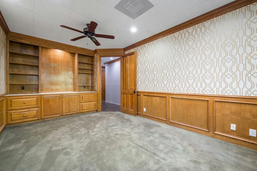 More Photos Of 5750 Balcones Dr, Austin Medical For Sale