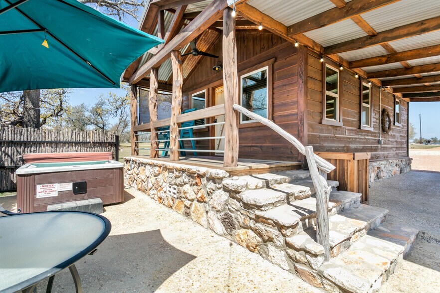 More Photos Of 100 Five Star Trl, Fredericksburg Hotel For Sale