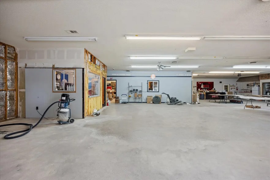 More Photos Of 1409 NE Barnard St, Glen Rose Storefront Retail Office For Sale