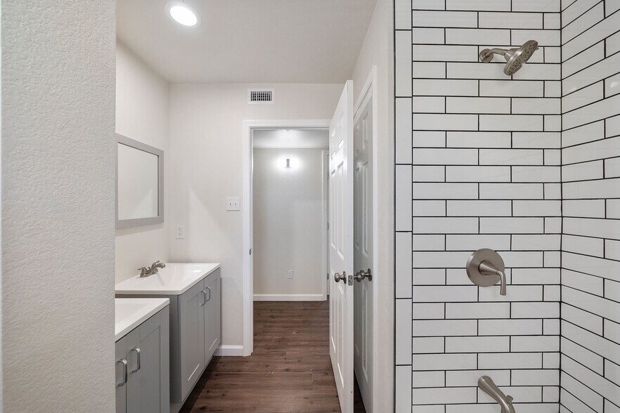 More Photos Of 6403 Sloan St, Houston Apartments For Sale