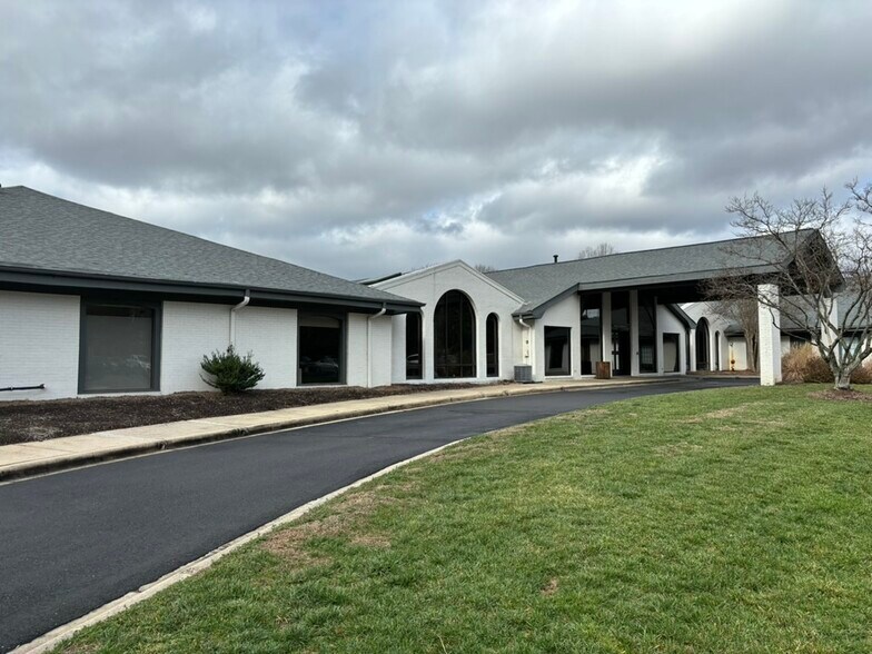 More Photos Of 411-511 N Wendover Rd, Charlotte Medical For Lease