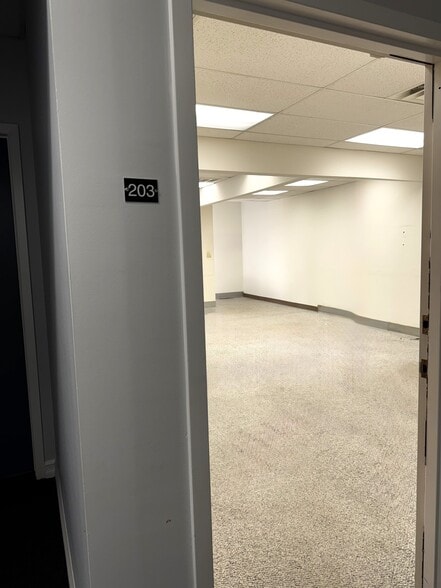 More Photos Of 40 Commerce Pl, Hicksville Office For Lease