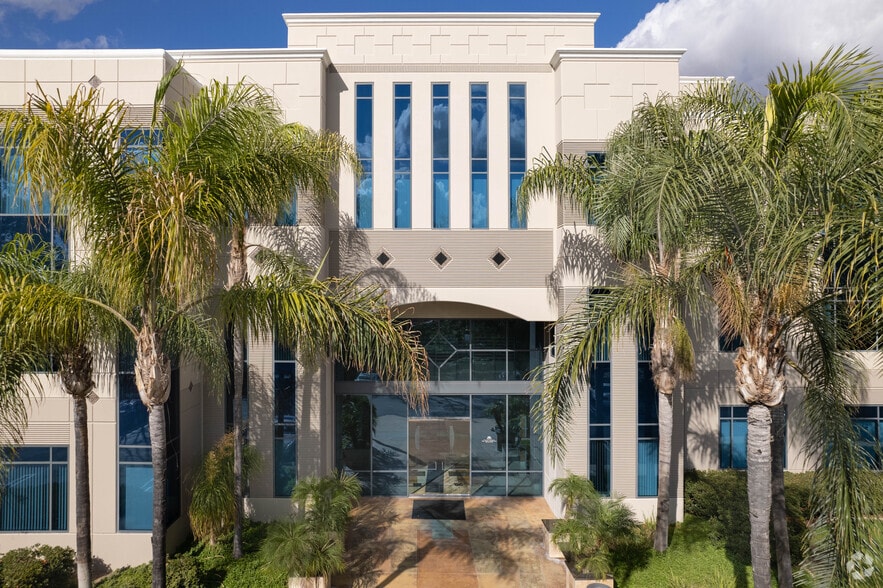 More Photos Of 1 Spectrum Pointe Dr, Lake Forest Office For Lease