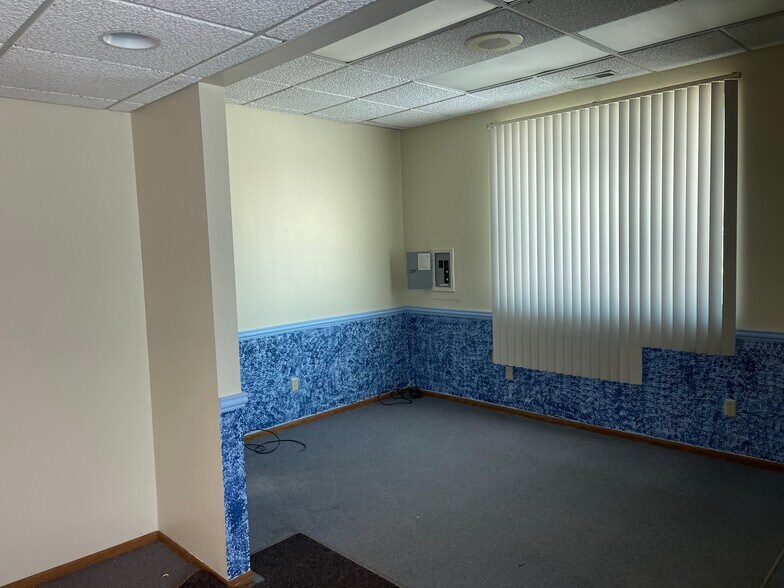 More Photos Of 537 Lincoln Hwy, East McKeesport Storefront For Sale