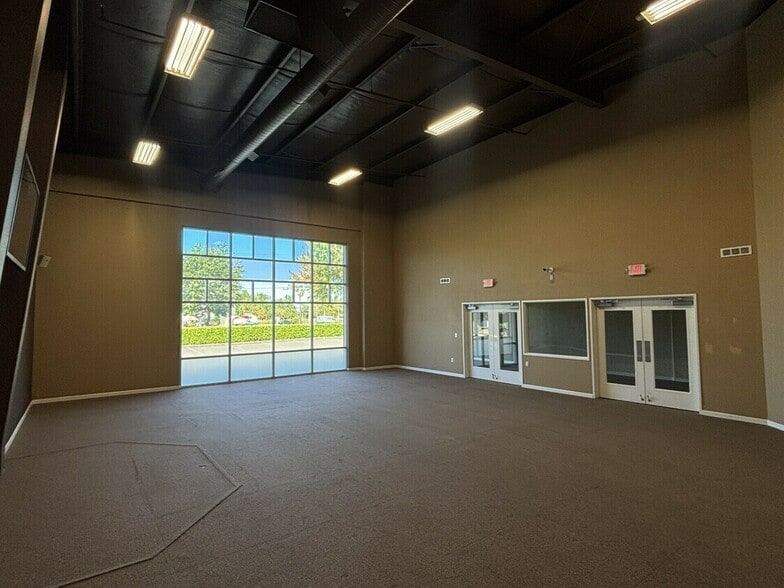 More Photos Of 2820 SE 58th Ct, Hillsboro Showroom For Lease