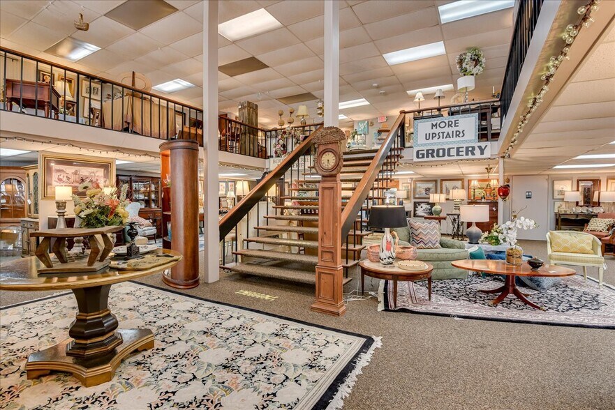 More Photos Of 114 W 6th St, Waynesboro Showroom For Sale