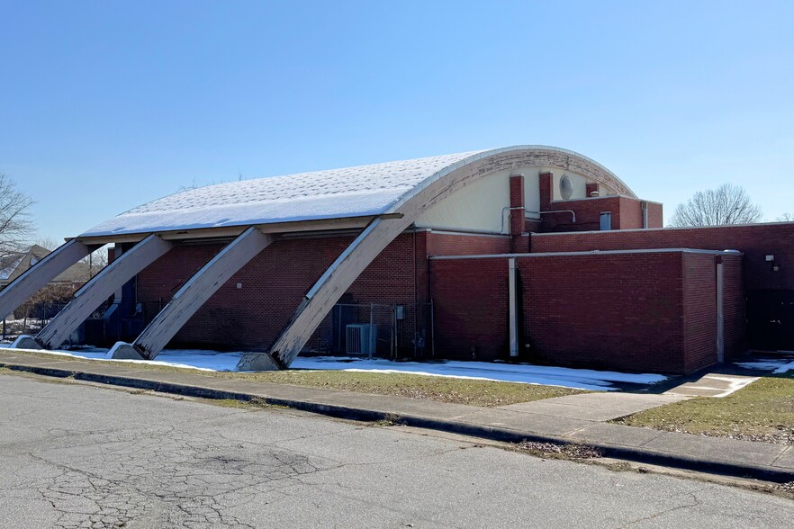 Primary Photo Of 2701 Main st, Little Rock Sports And Entertainment For Sale