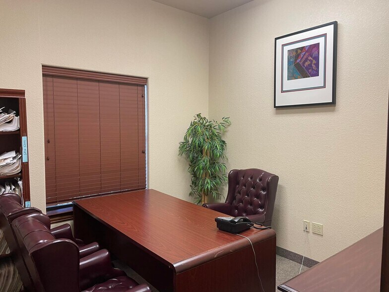 More Photos Of 1111 Kinwest Pky, Irving Office Residential For Lease