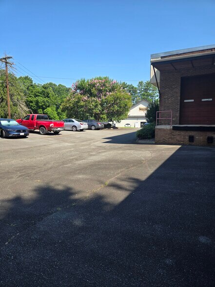 More Photos Of 1405 Trademart Blvd, Winston-Salem Flex For Sale