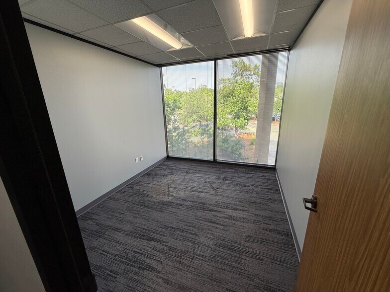 More Photos Of 2170 Buckthorne Pl, The Woodlands Office For Lease