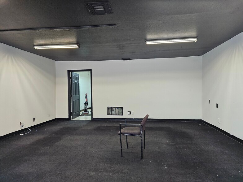 More Photos Of 129-137 Bandera Rd, San Antonio Storefront For Lease