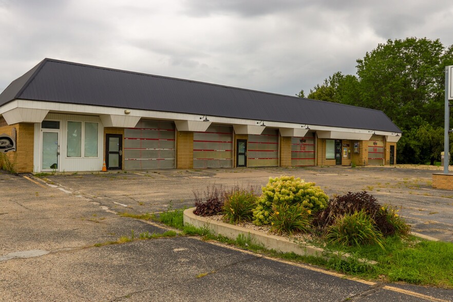 Primary Photo Of 1200 Janesville Ave, Fort Atkinson Carwash For Sale