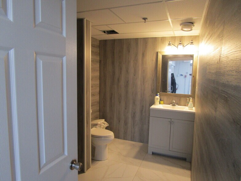 More Photos Of 11211 180 St NW, Edmonton Flex For Sale