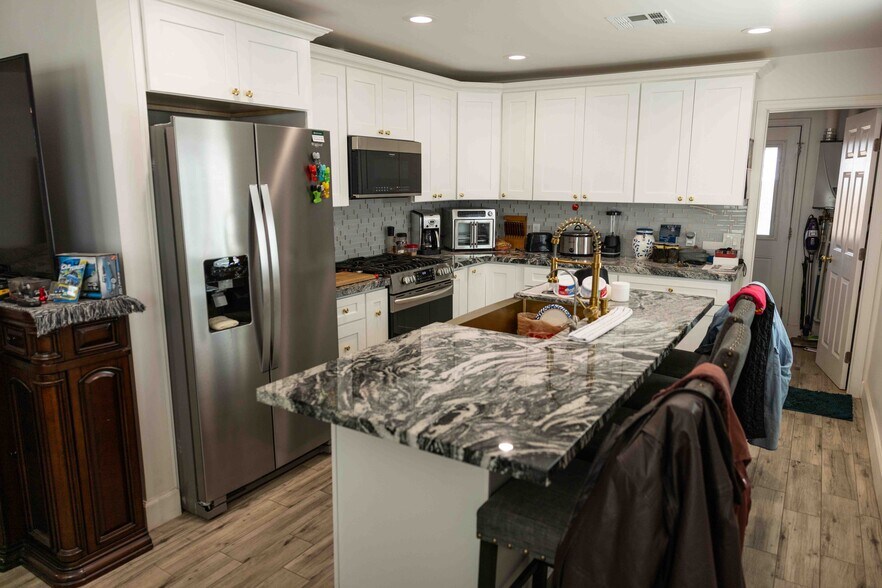 More Photos Of 5732 W Maryland Ave, Glendale Truck Terminal For Sale