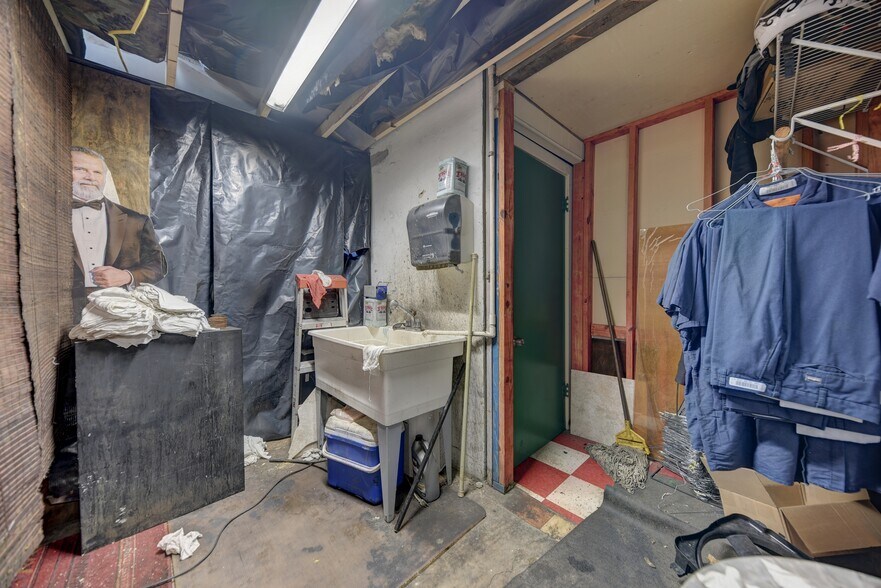 More Photos Of 307 E Alamo St, Brenham Auto Repair For Sale