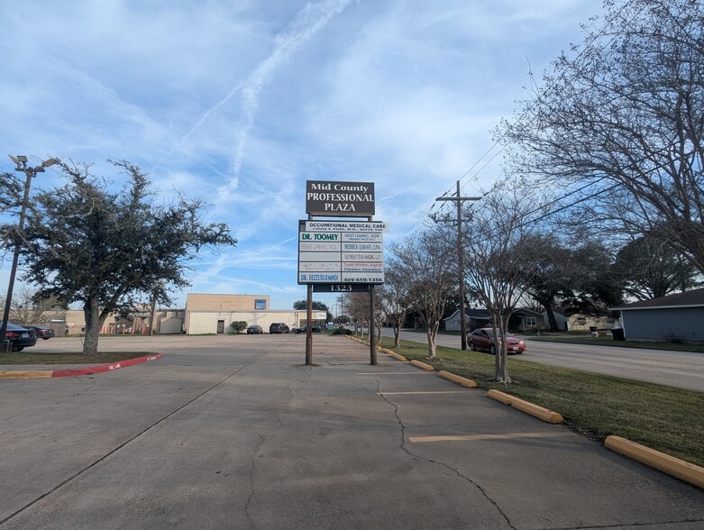 More Photos Of 1323 S 27th St, Nederland Medical For Sale
