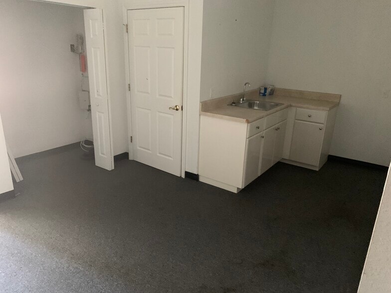 More Photos Of 5103 Lena Rd, Bradenton Light Distribution For Lease