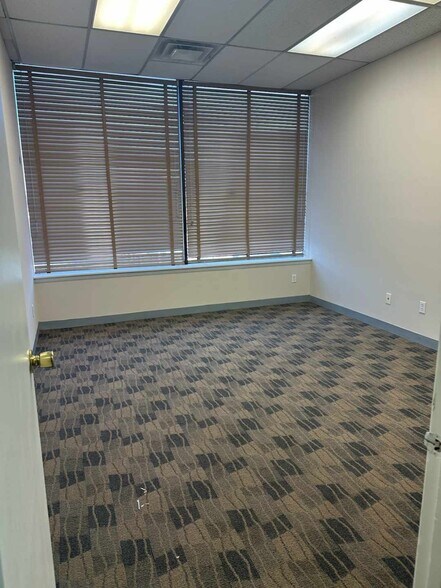 More Photos Of 498 Inman Ave, Colonia Office For Lease