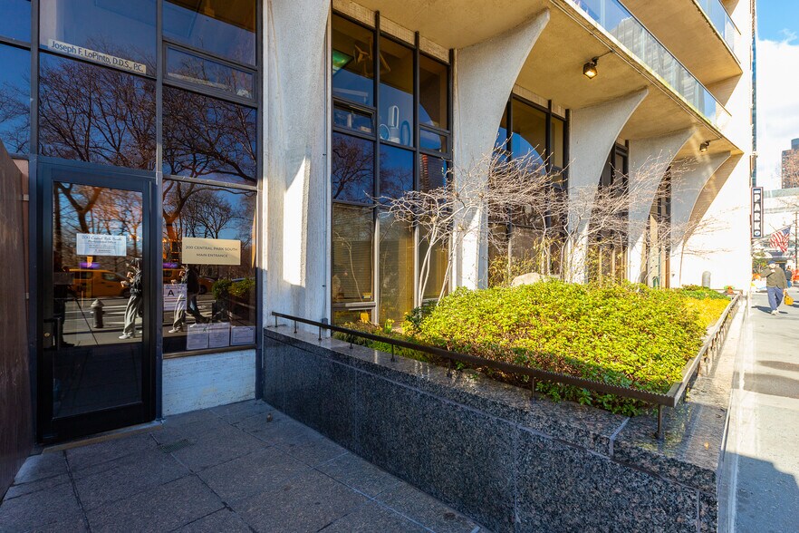 More Photos Of 200 Central Park S, New York Multifamily For Sale