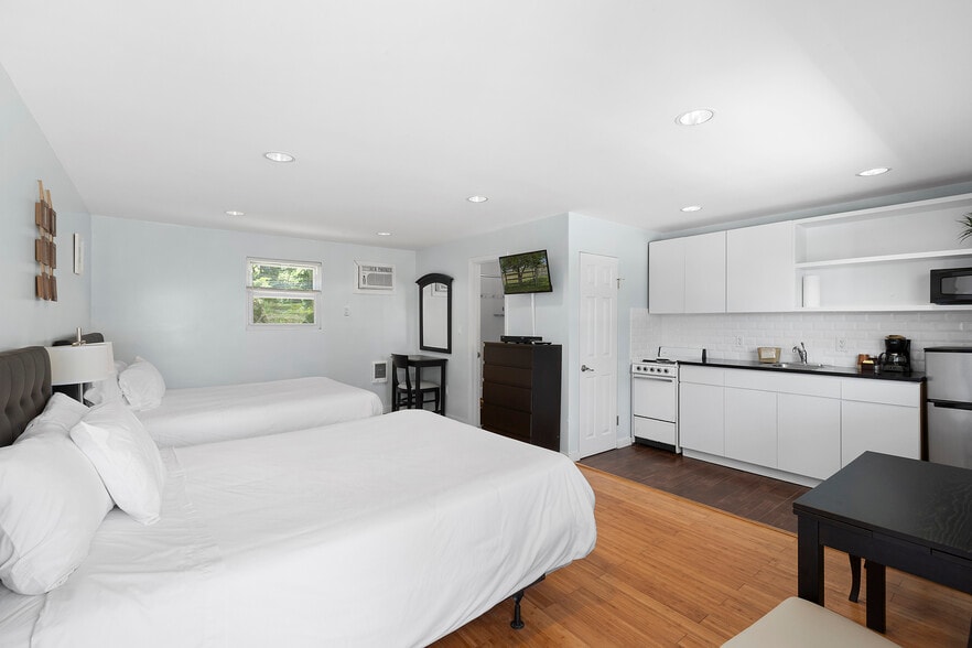 More Photos Of 72 Foster Ave, Hampton Bays Hotel For Sale