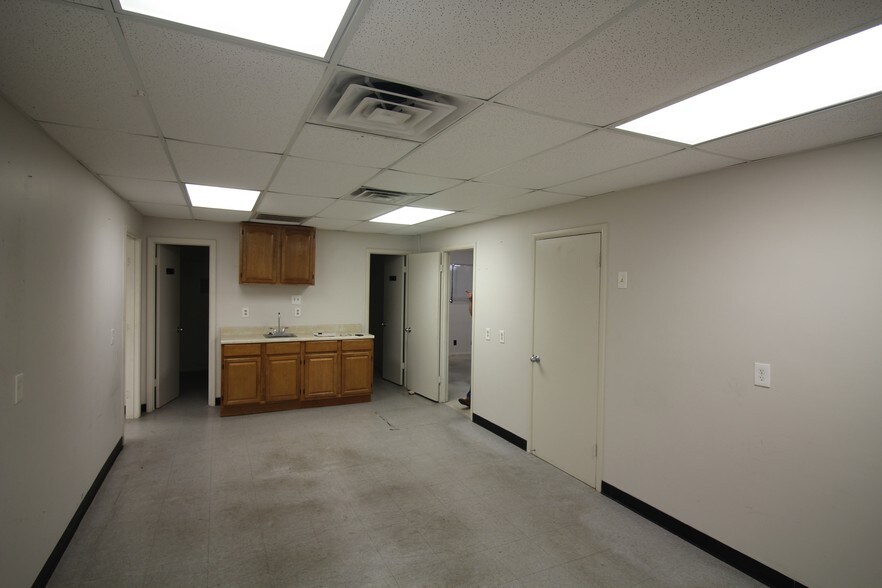 More Photos Of 61 Kinder, San Antonio Warehouse For Lease