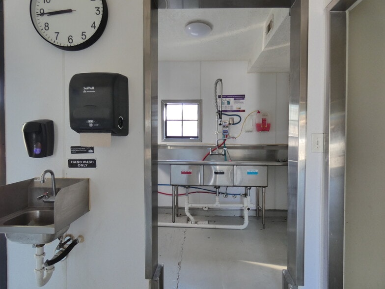 More Photos Of 1704 Avenue D, Rosenberg Specialty For Lease